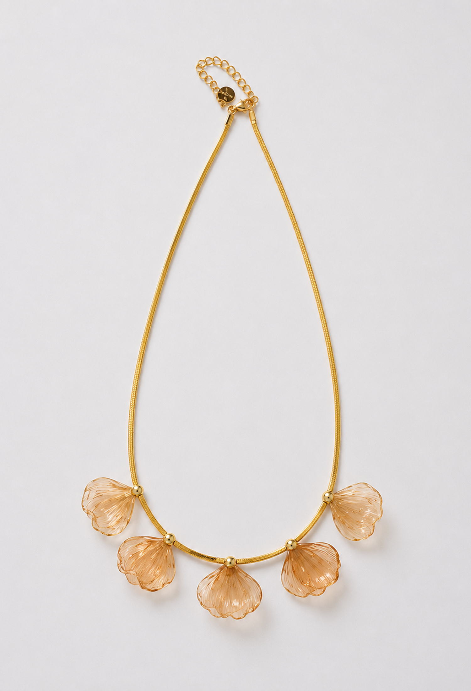 Collar corto dorado con pétalos calados en hilo metálico y cristales