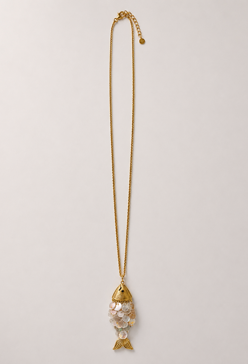 Collar largo dorado con dije de pez articulado y escamas efecto nácar