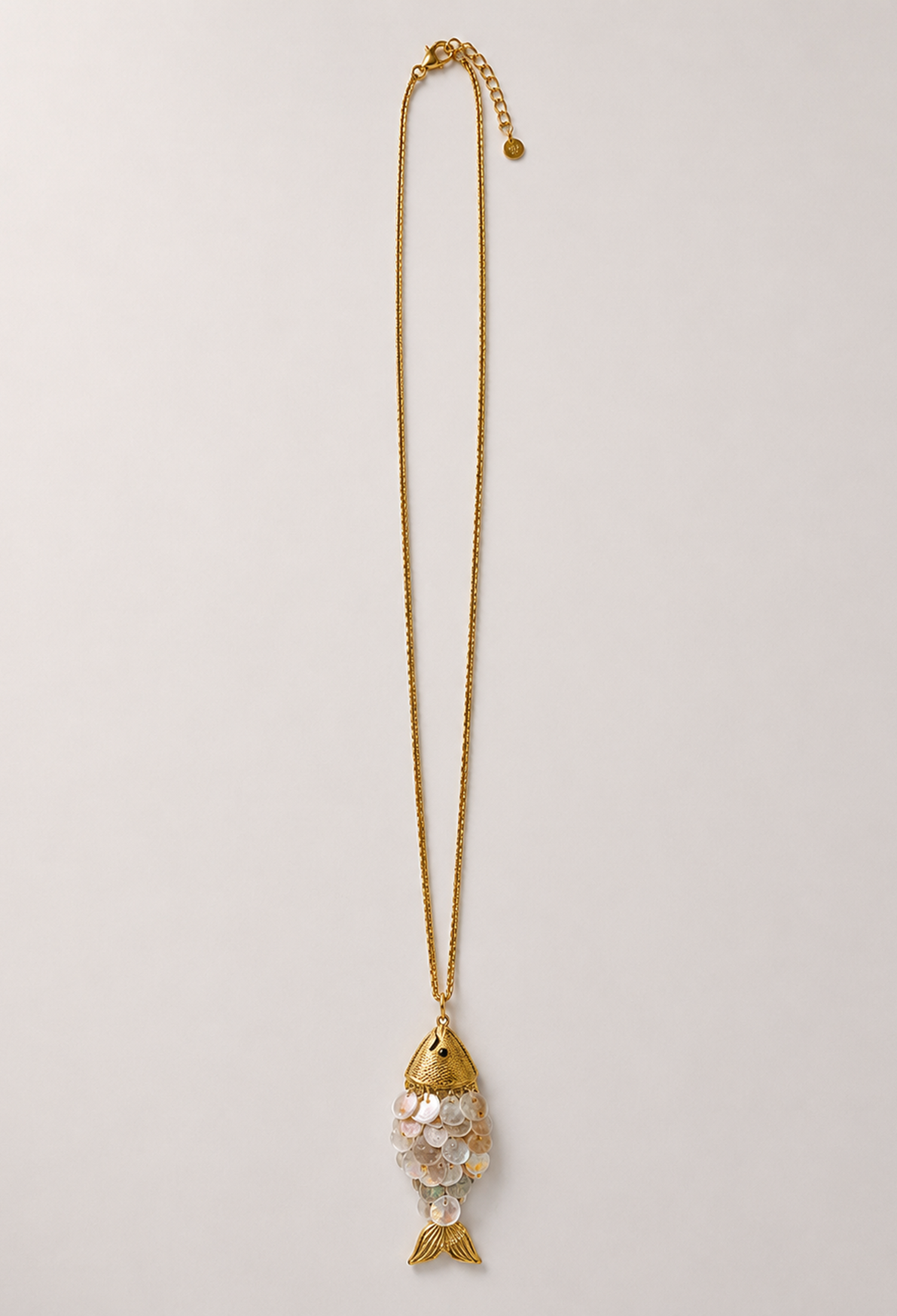Collar largo dorado con dije de pez articulado y escamas efecto nácar