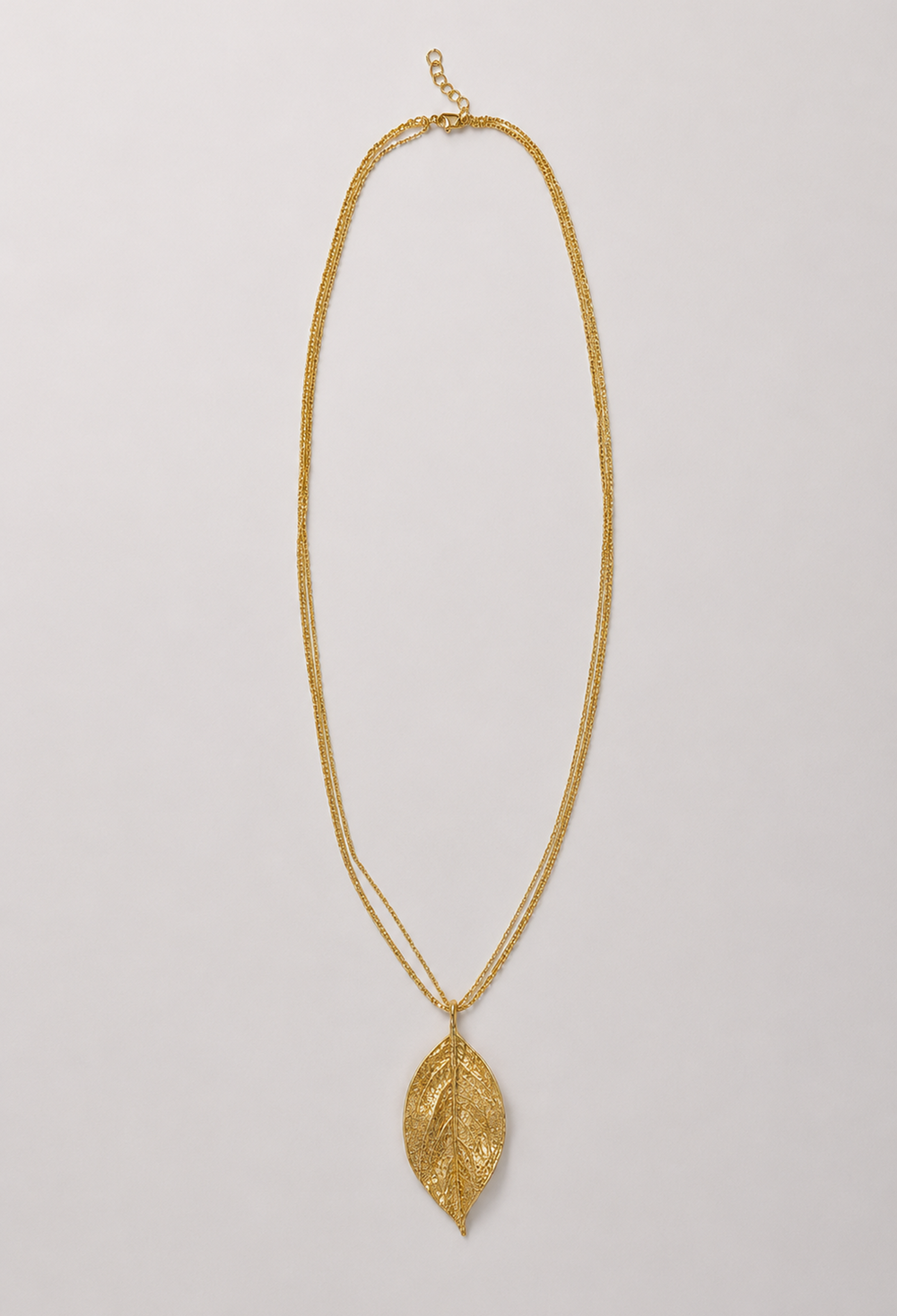 Collar largo dorado de doble cadena con hoja en filigrana y cristales