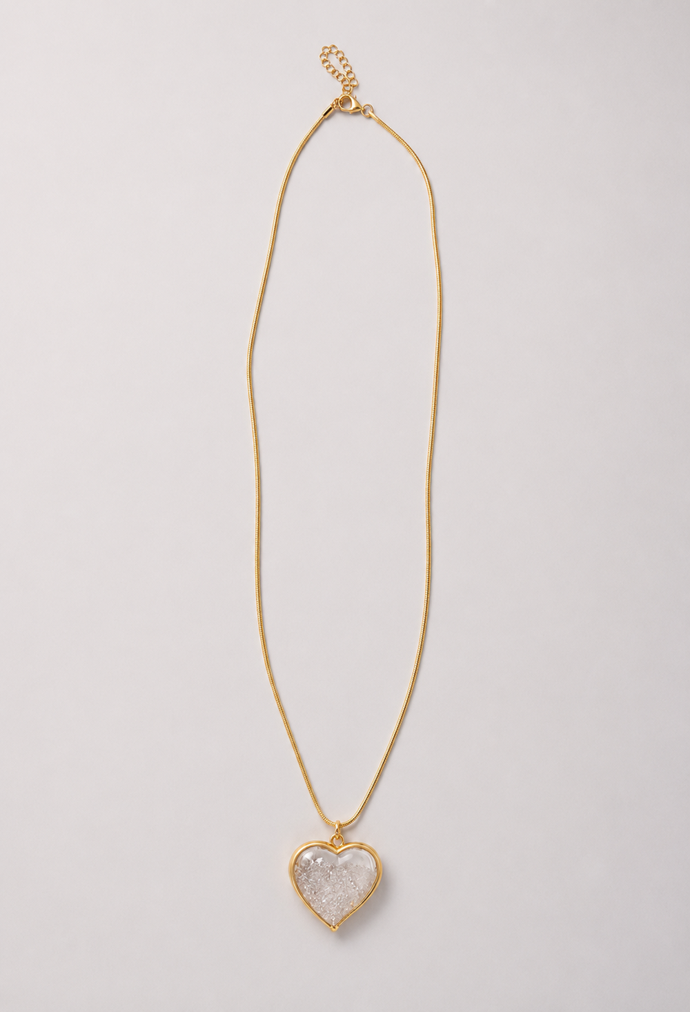 Collar con dije de corazón transparente relleno de cristales, en dorado o plateado - Dorados