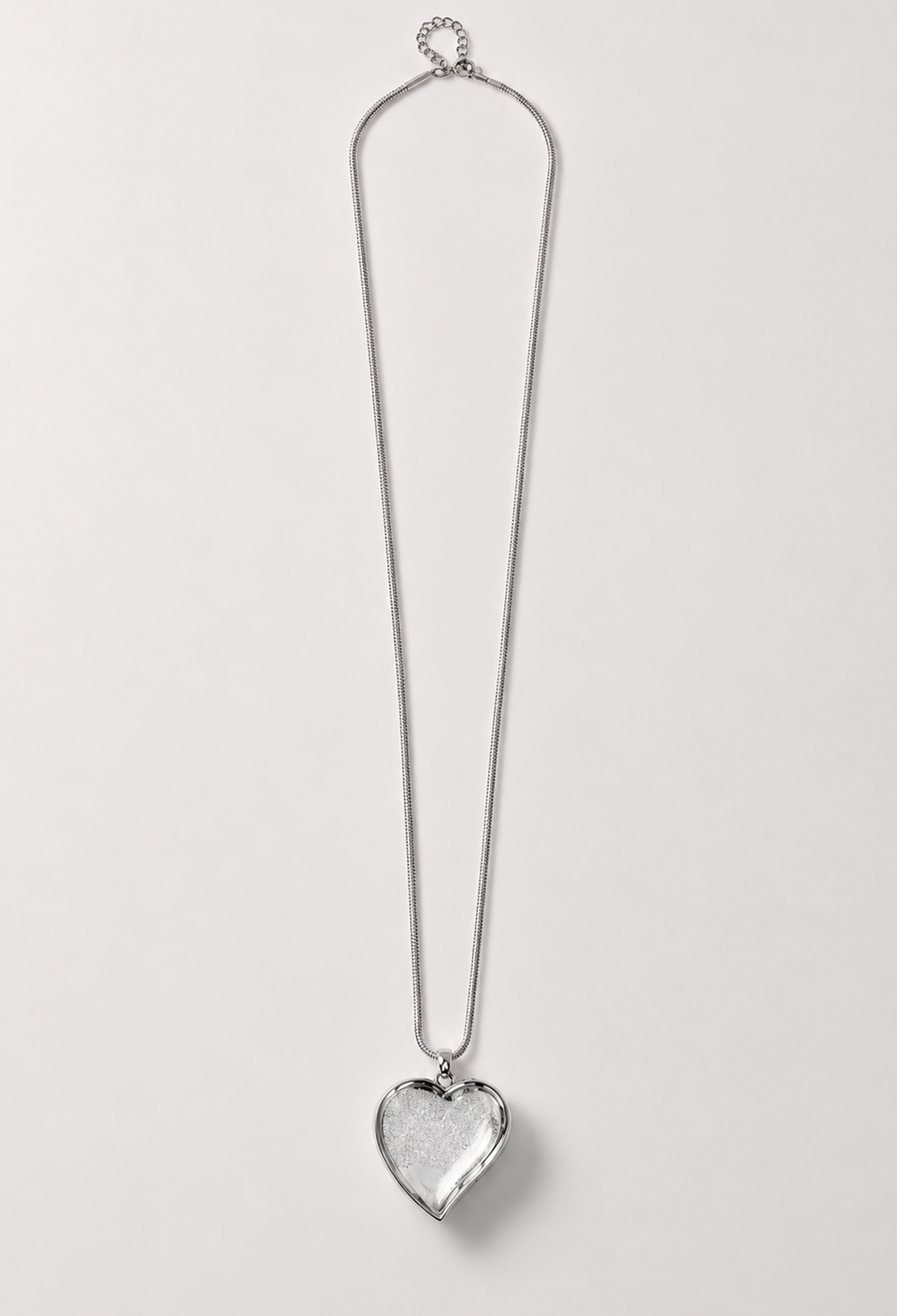 Collar con dije de corazón transparente relleno de cristales, en dorado o plateado - Plateados