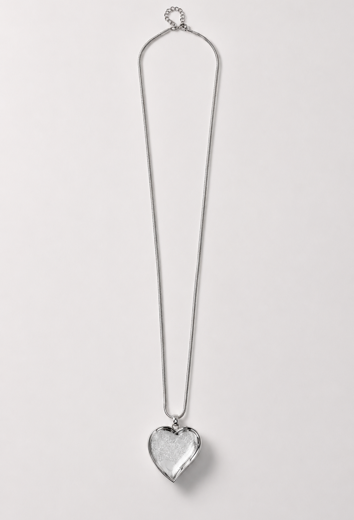 Collar con dije de corazón transparente relleno de cristales, en dorado o plateado - Plateados