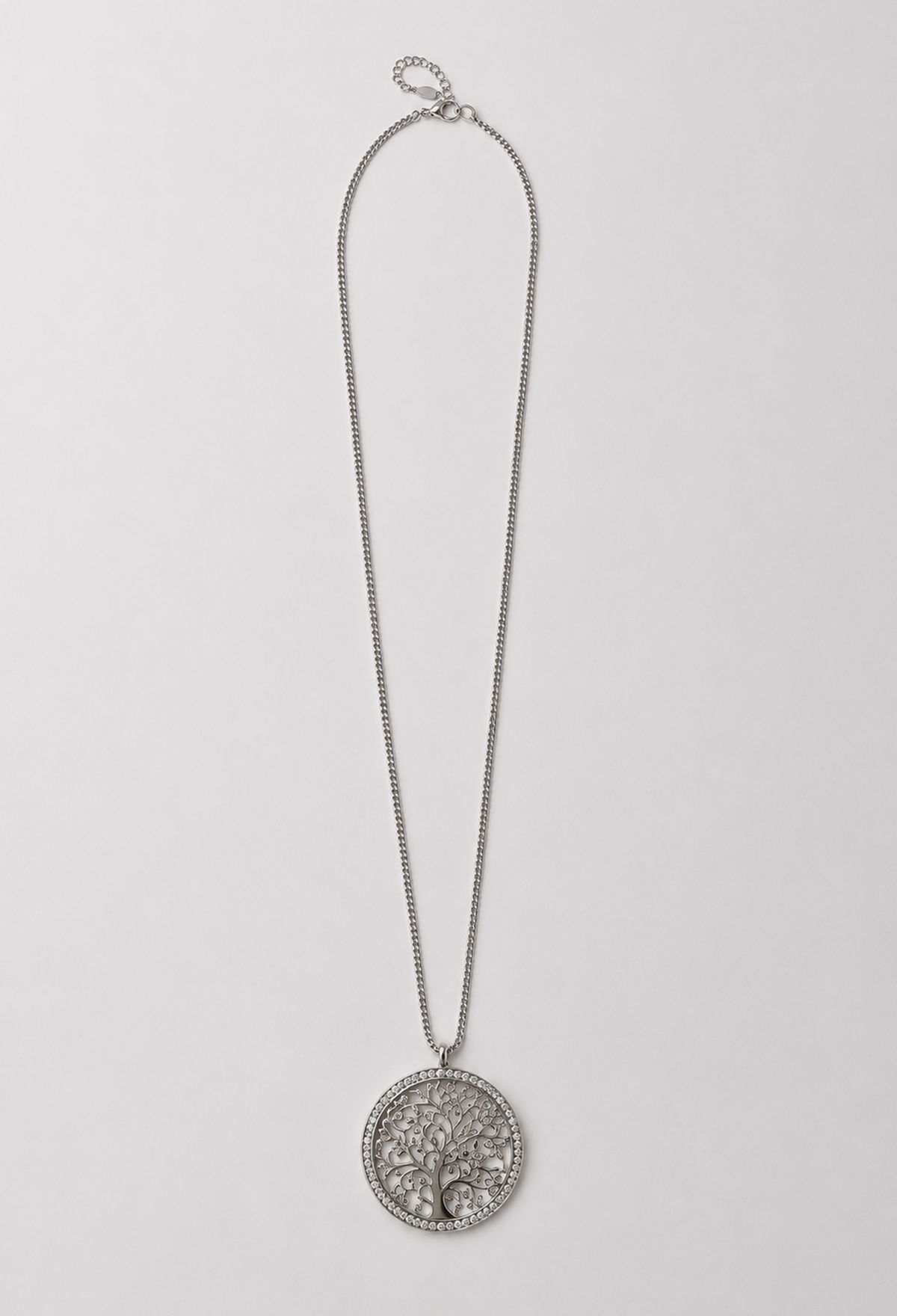 Collar plateado con medallón de árbol de la vida y borde de cristales