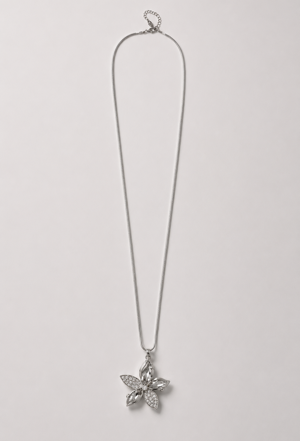 Collar plateado con dije de flor en cristales tallados y pavé