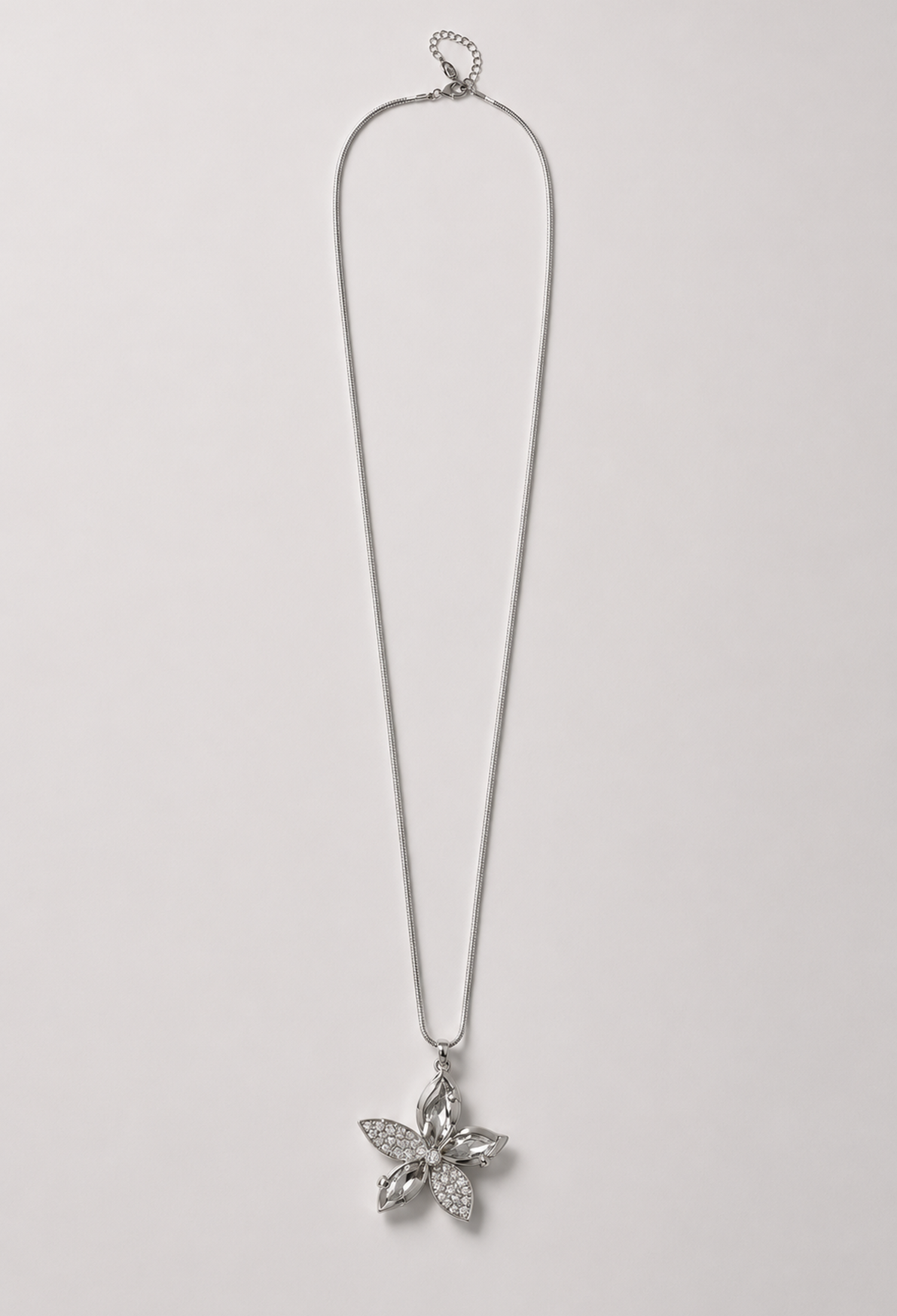 Collar plateado con dije de flor en cristales tallados y pavé