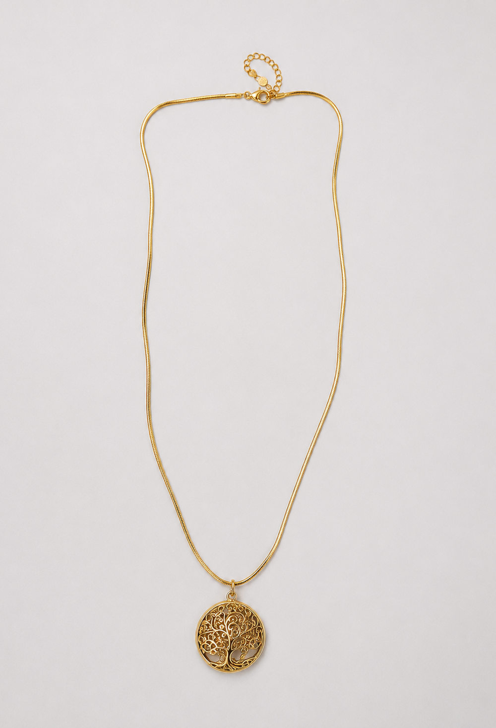 Collar dorado con medallón de filigrana y árbol de la vida