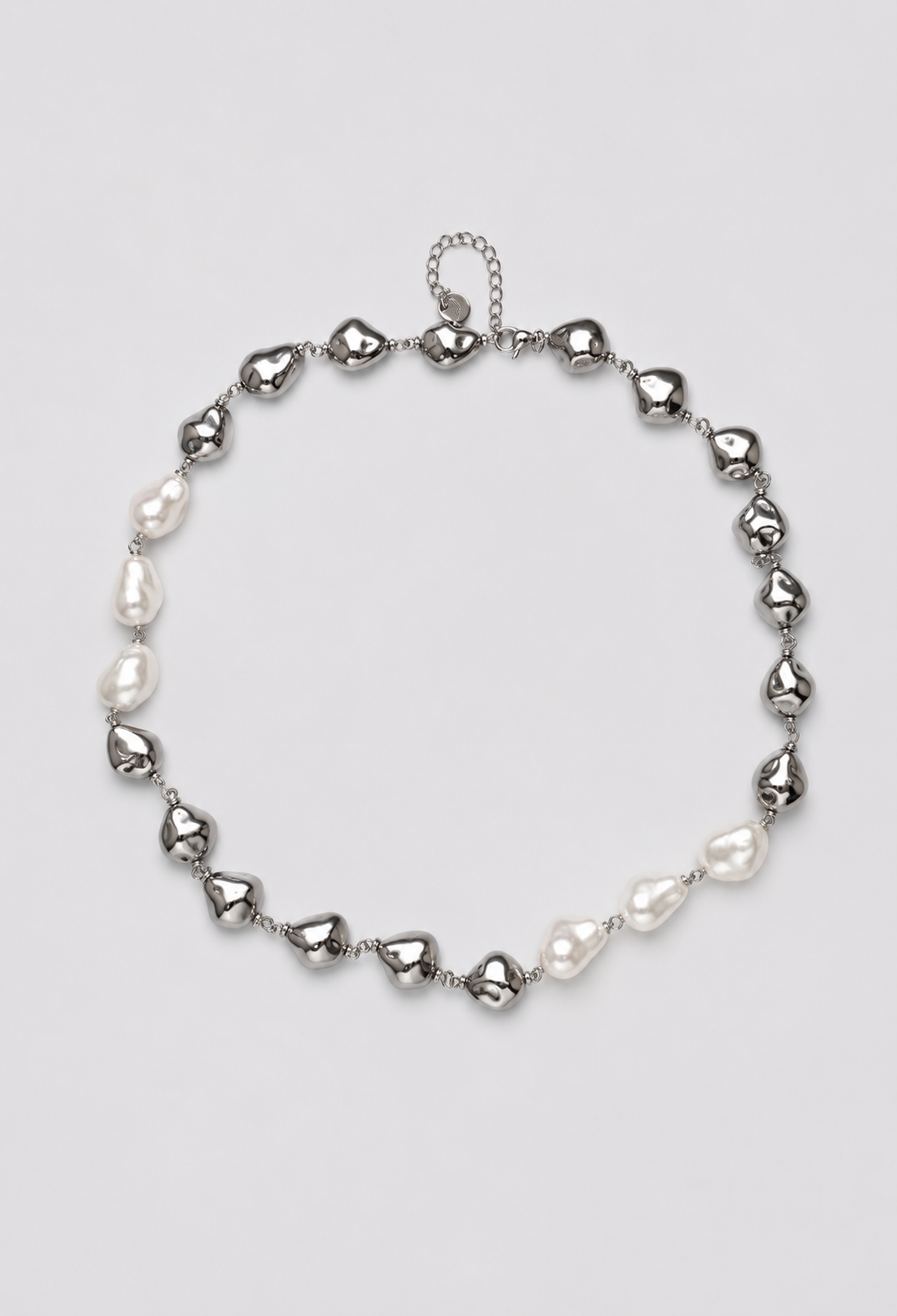Collar corto plateado de perlas barrocas y pepitas metálicas