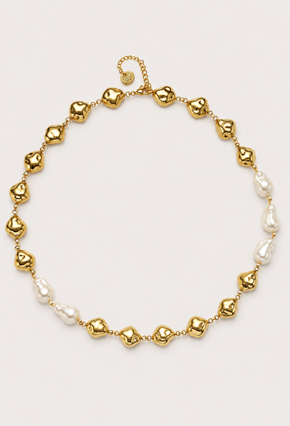 Collar corto dorado de perlas barrocas y pepitas metálicas