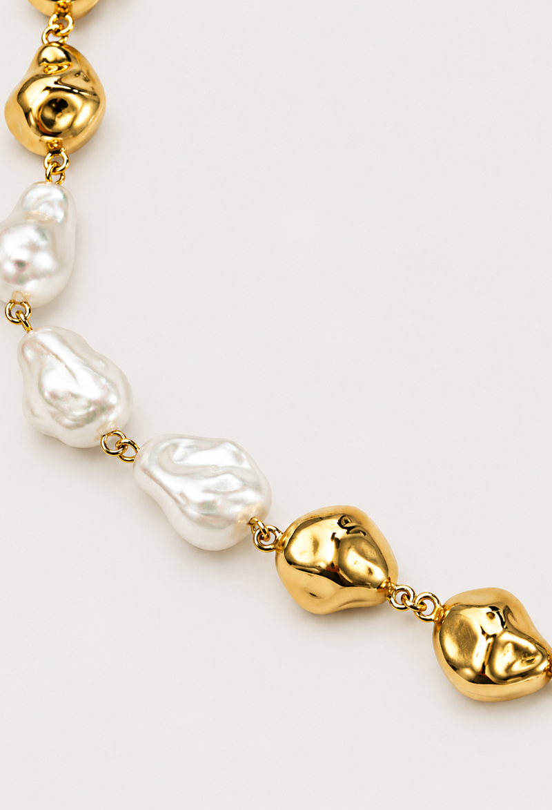 Collar corto dorado de perlas barrocas y pepitas metálicas - vista 2