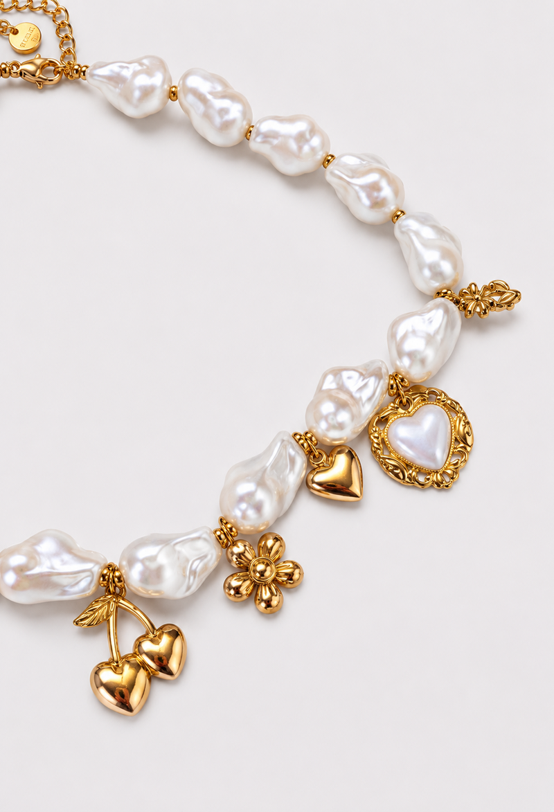 Collar corto de perlas barrocas con dijes dorados de corazones y flores - vista 2