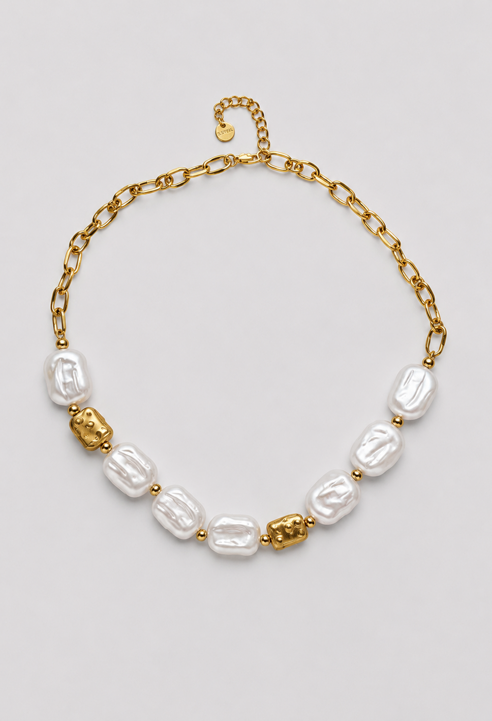 Collar corto mitad cadena de eslabones dorada y mitad perlas barrocas blancas
