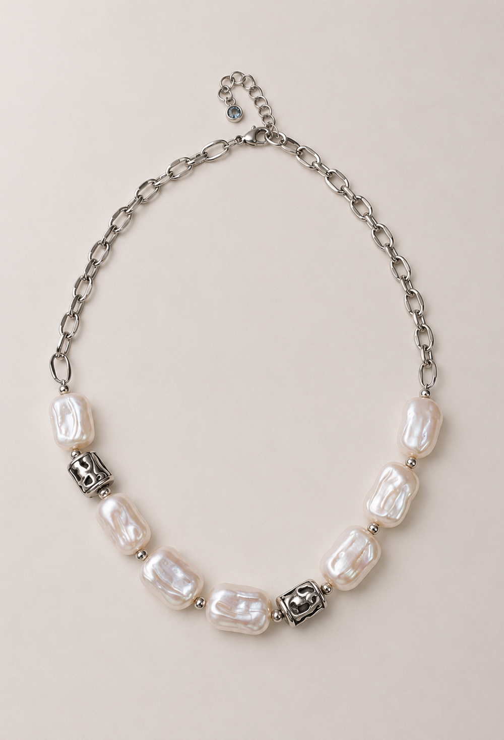 Collar corto mitad cadena plateada y mitad perlas barrocas blancas