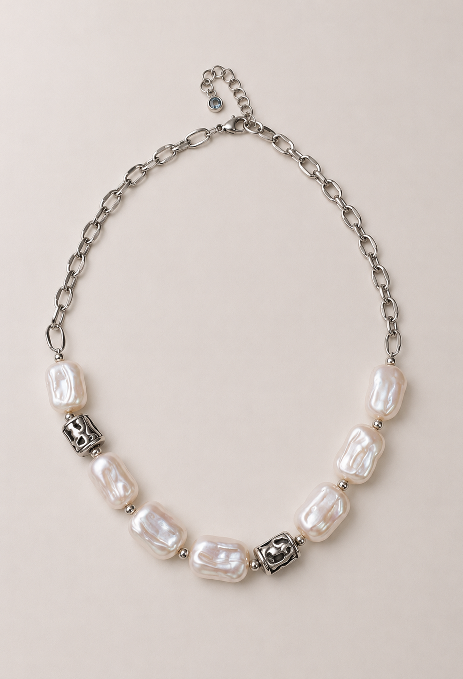 Collar corto mitad cadena plateada y mitad perlas barrocas blancas