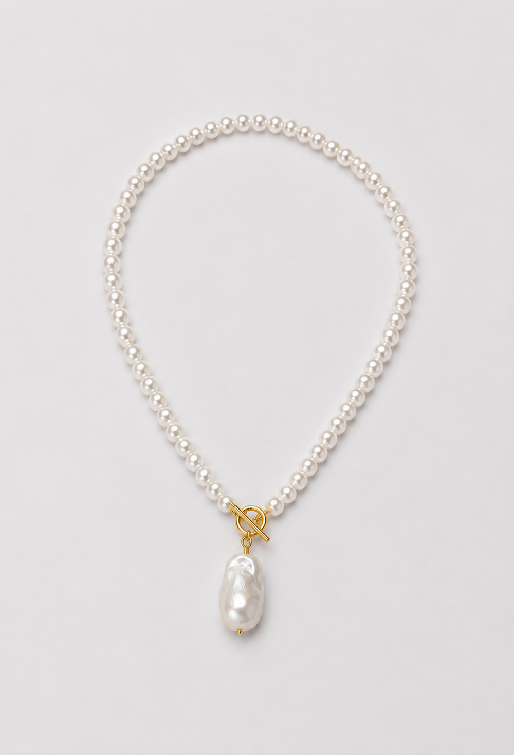 Collar de perlas con cierre dorado de circonias y dije de perla barroca grande