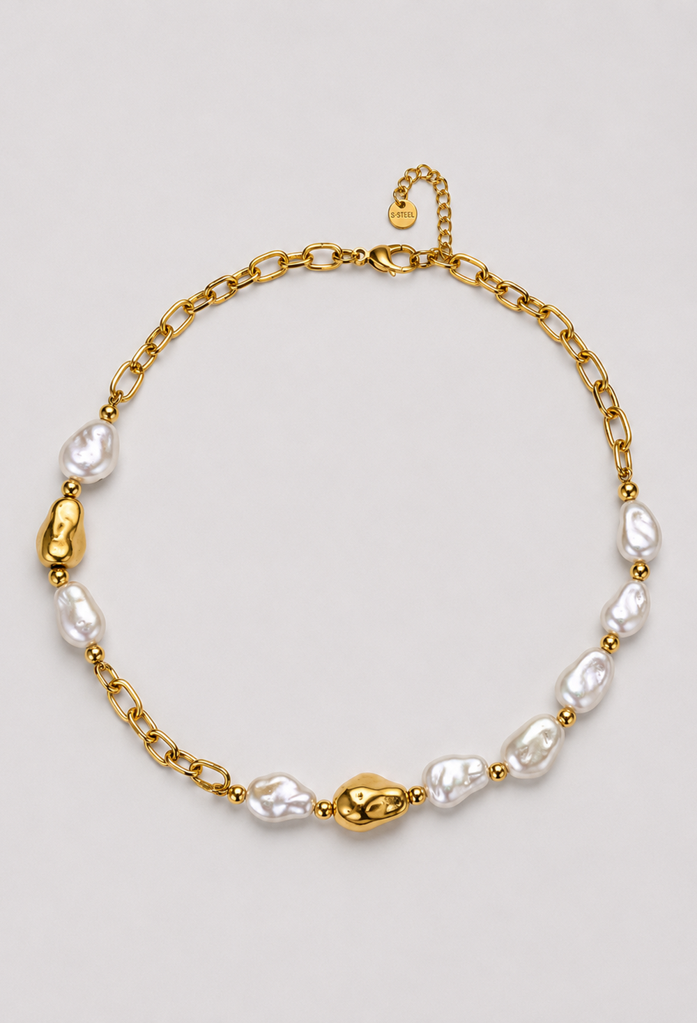 Collar dorado con cadena de eslabones, perlas keshi irregulares y cuentas doradas