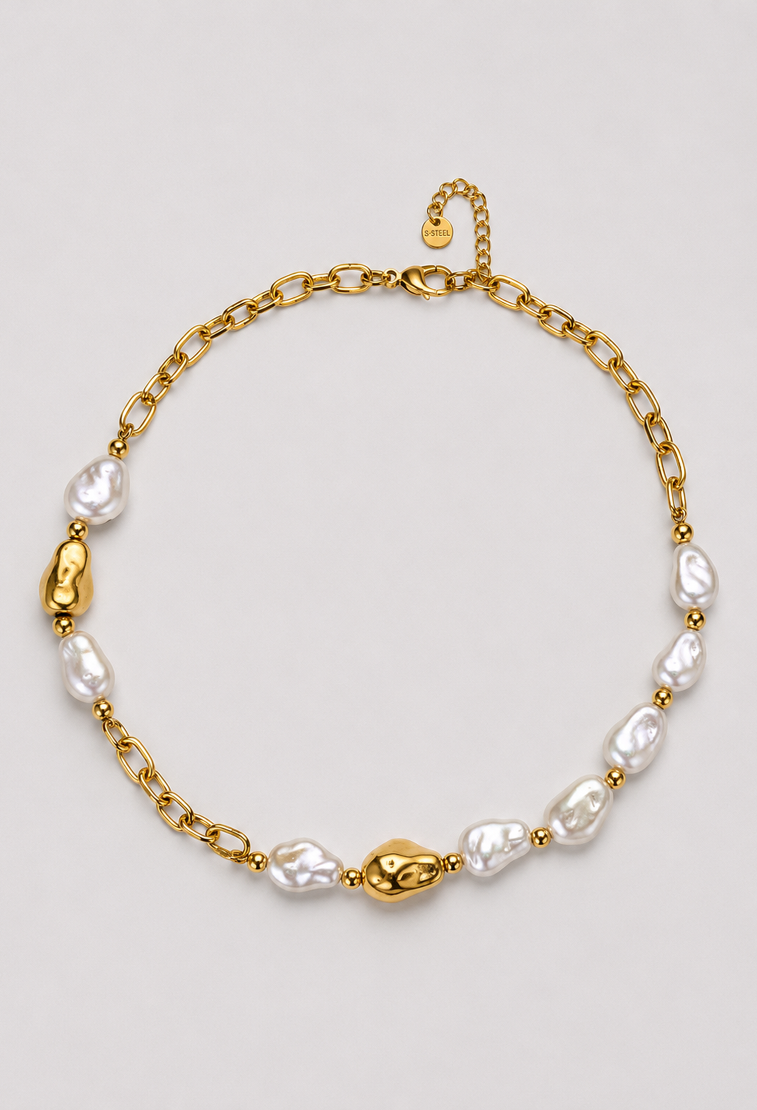 Collar dorado con cadena de eslabones, perlas keshi irregulares y cuentas doradas