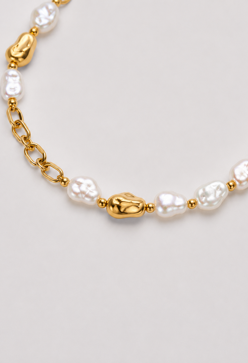 Collar dorado con cadena de eslabones, perlas keshi irregulares y cuentas doradas - vista 2