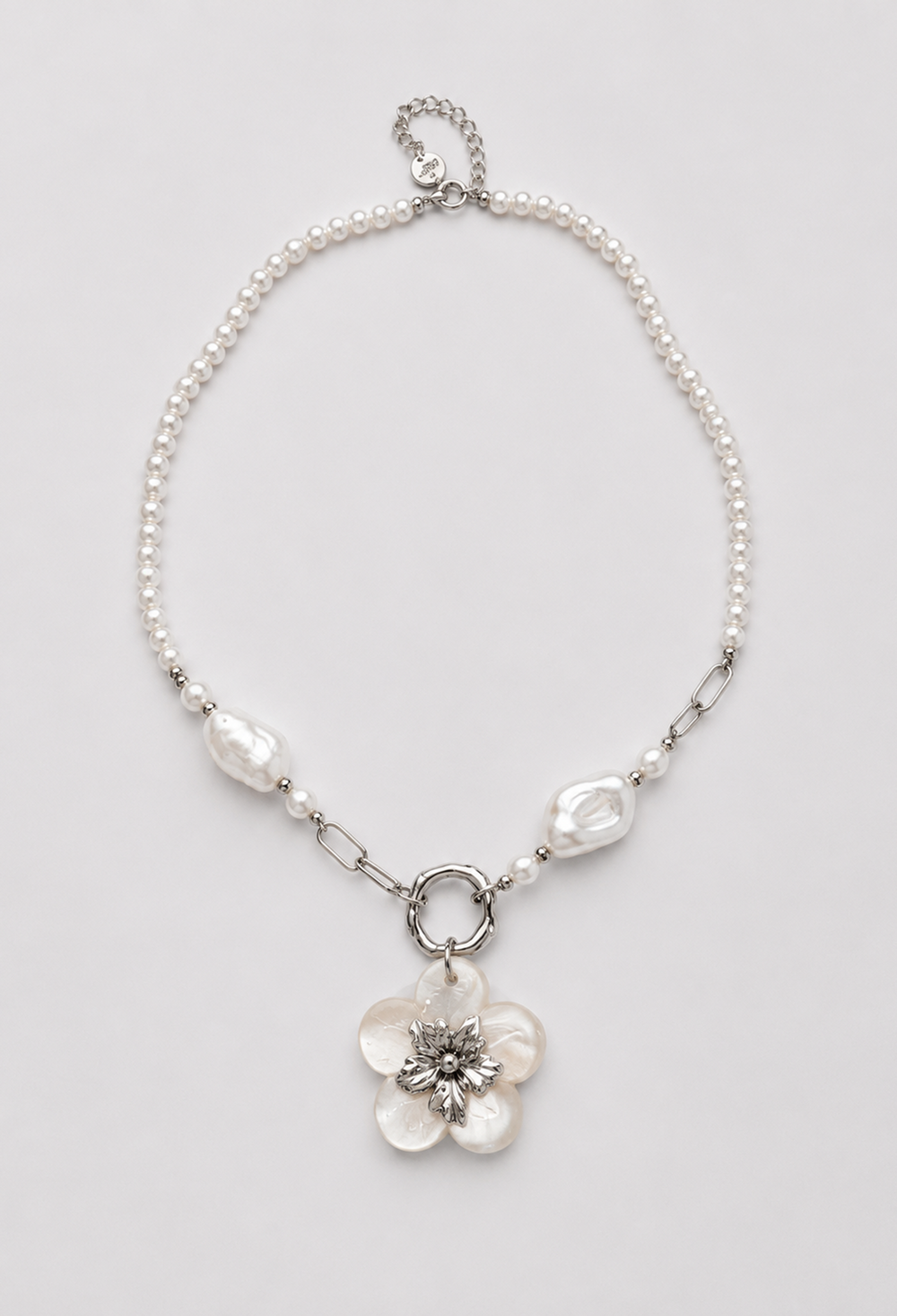 Collar plateado de perlas y cadena con flor colgante de pétalos nacarados