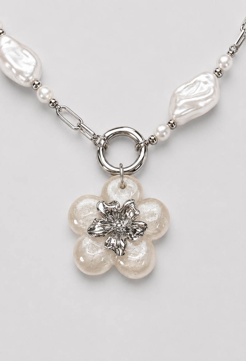 Collar plateado de perlas y cadena con flor colgante de pétalos nacarados - vista 2
