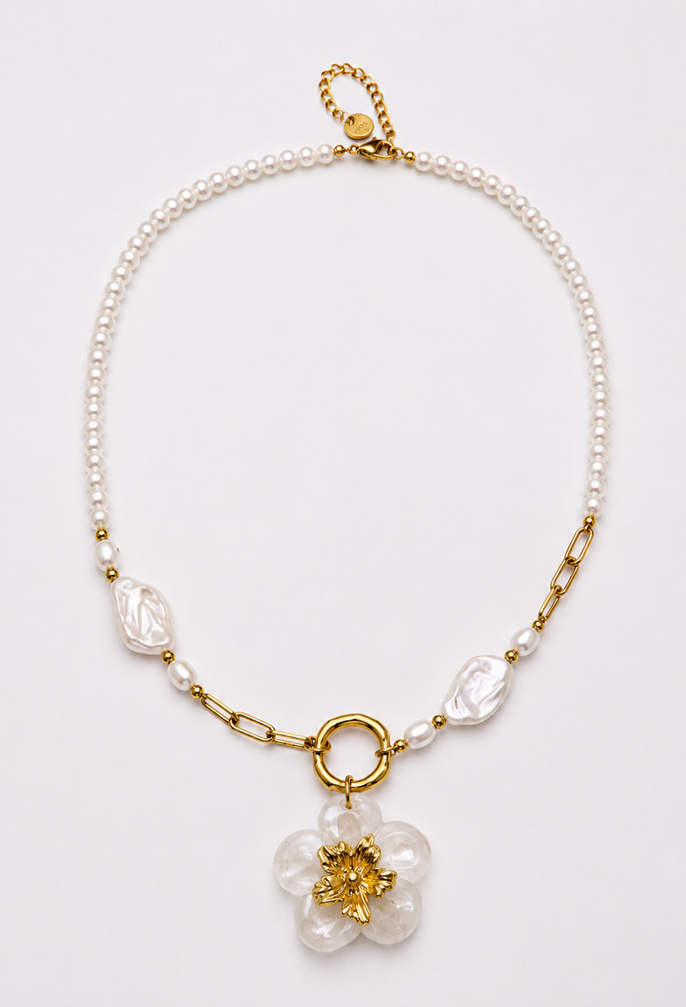 Collar dorado de perlas y cadena con flor colgante de pétalos cremosos nacarados