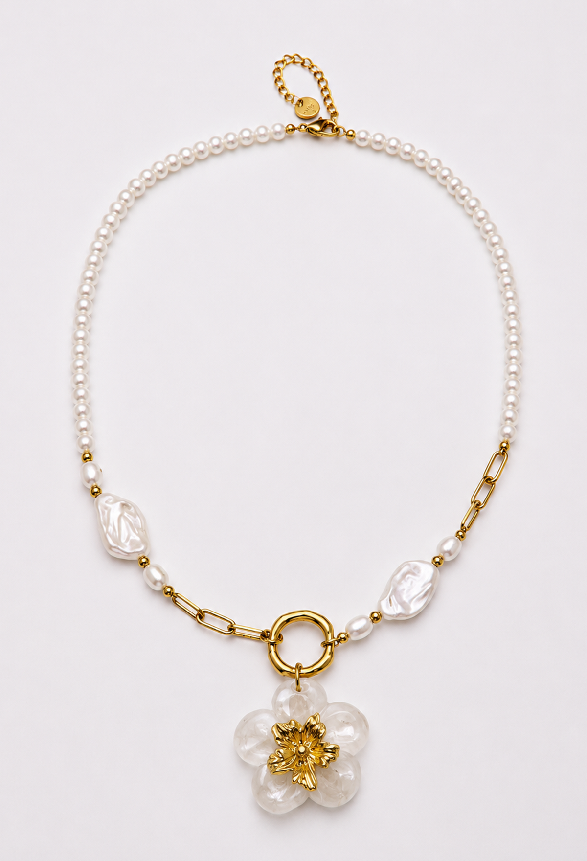 Collar dorado de perlas y cadena con flor colgante de pétalos cremosos nacarados