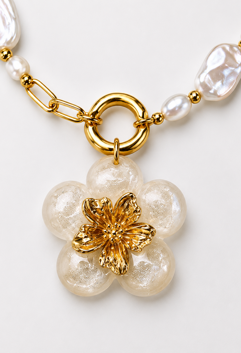 Collar dorado de perlas y cadena con flor colgante de pétalos cremosos nacarados - vista 2