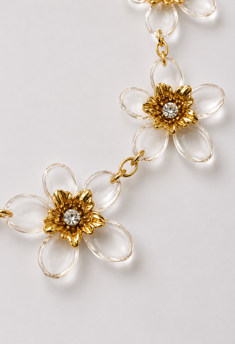 Collar de cadena dorada con cinco flores de pétalos transparentes y centro dorado - vista 2
