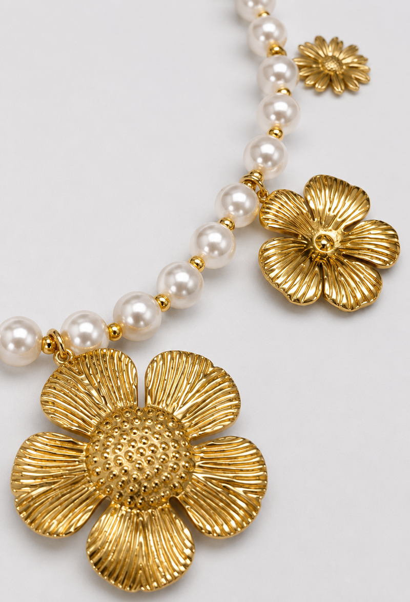 Collar de perlas blancas con cinco flores doradas de diseños distintos - vista 2