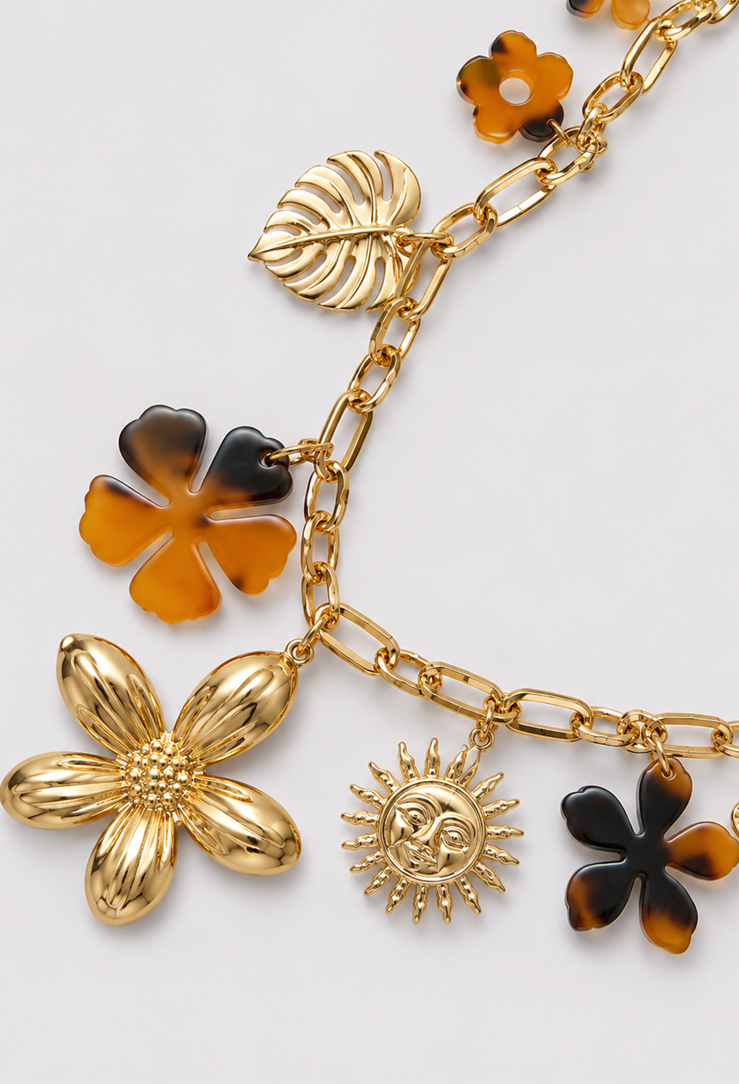 Collar de cadena dorada con dijes de flores carey, hoja de monstera y sol - vista 2