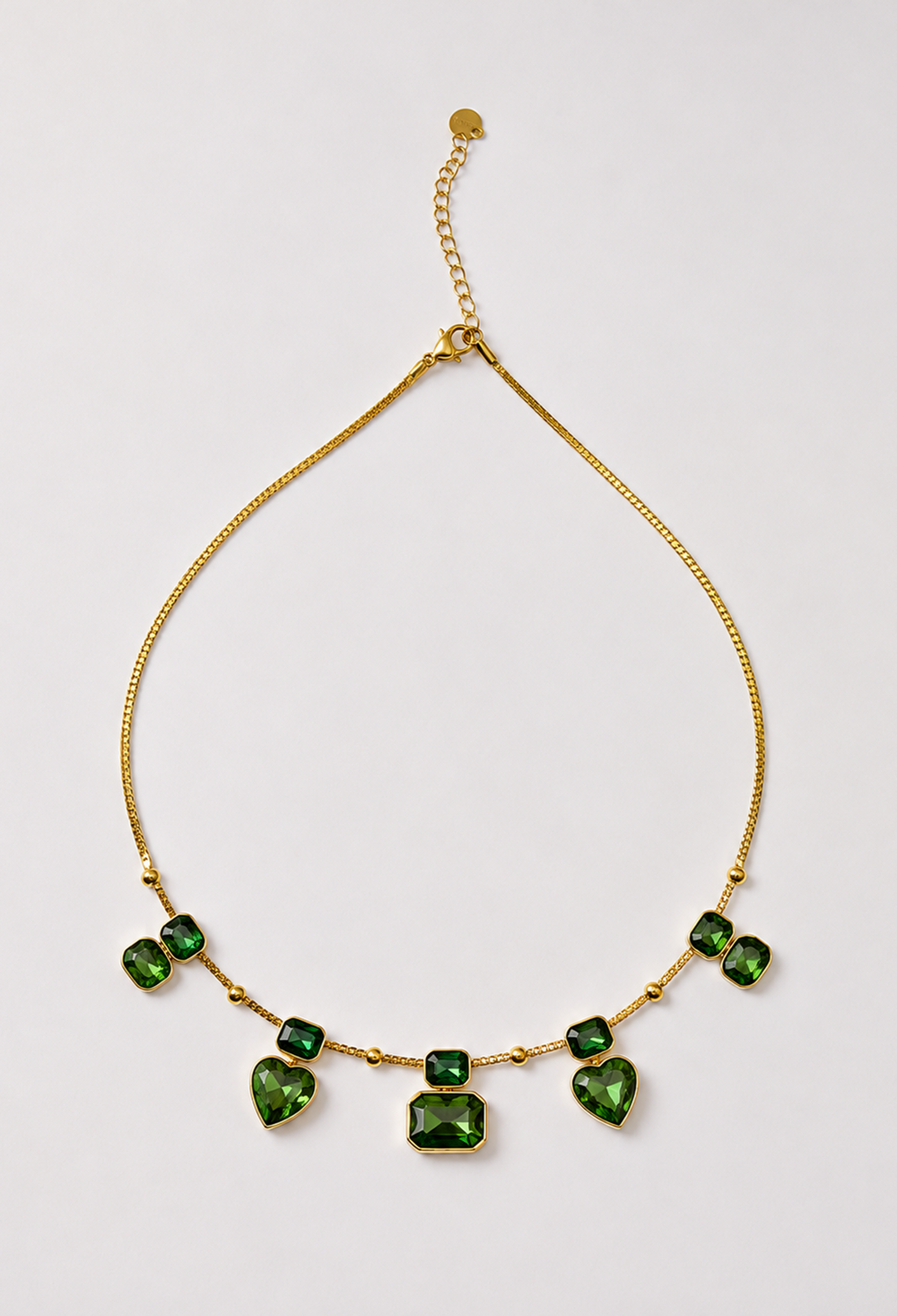 Collar de cadena dorada con cristales facetados de colores y dijes de corazón - Verdes