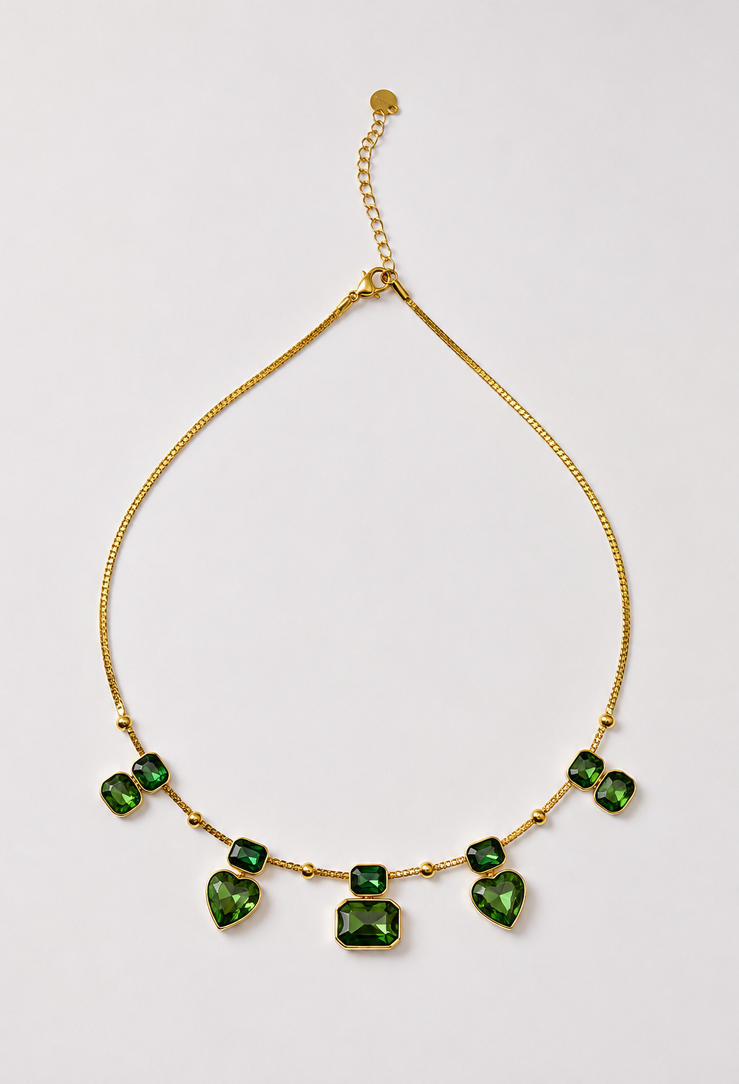 Collar de cadena dorada con cristales facetados de colores y dijes de corazón - Verdes
