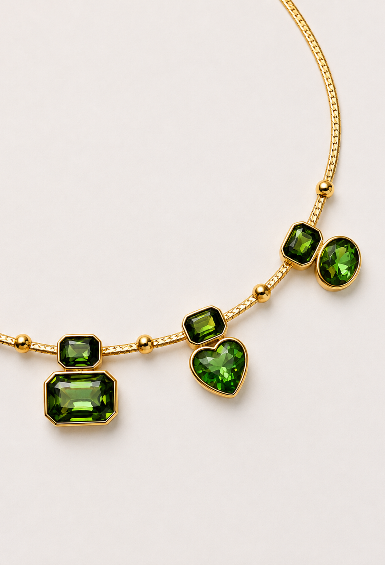 Collar de cadena dorada con cristales facetados de colores y dijes de corazón - Verdes - vista 2