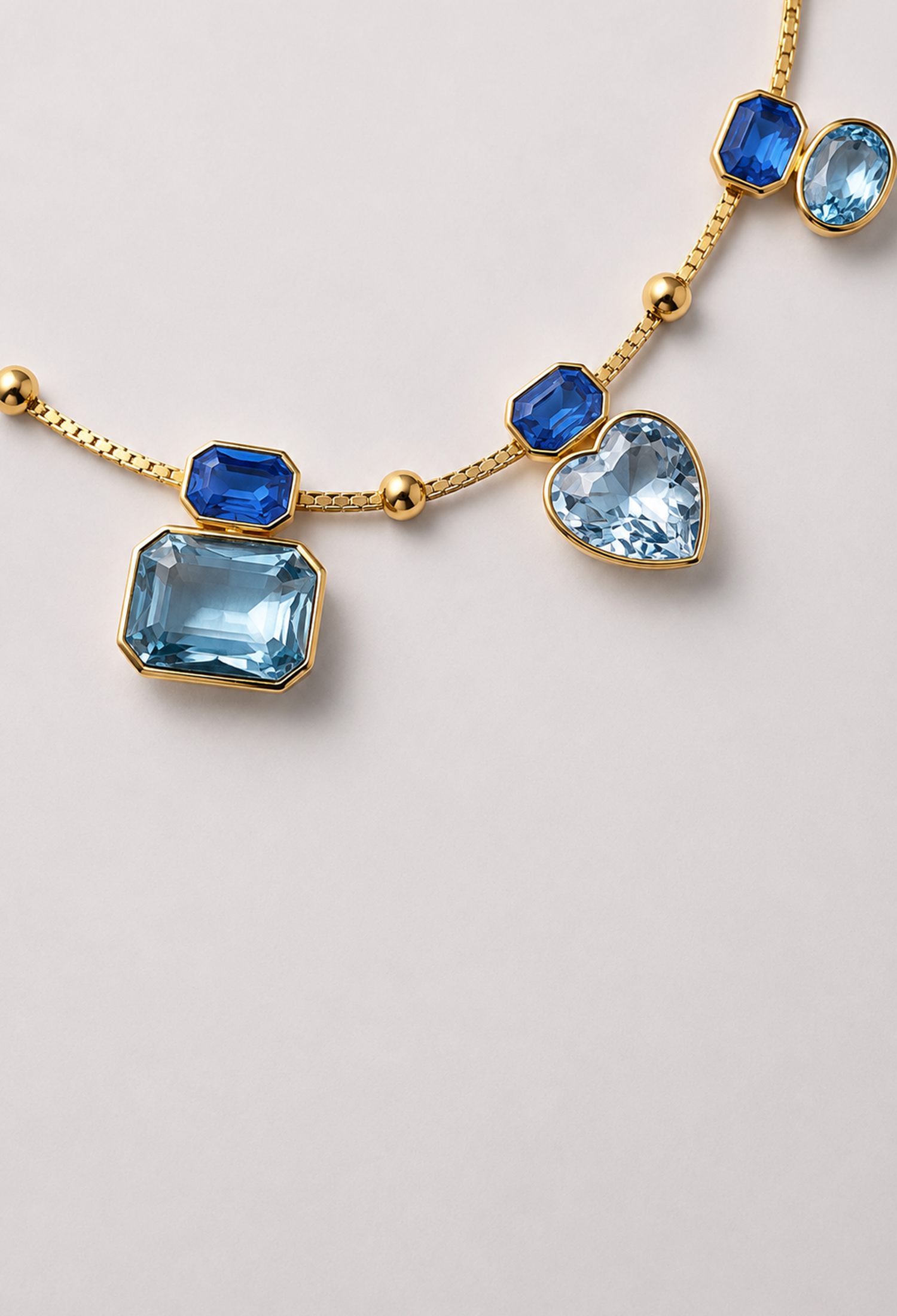 Collar de cadena dorada con cristales facetados de colores y dijes de corazón - Azules - vista 2