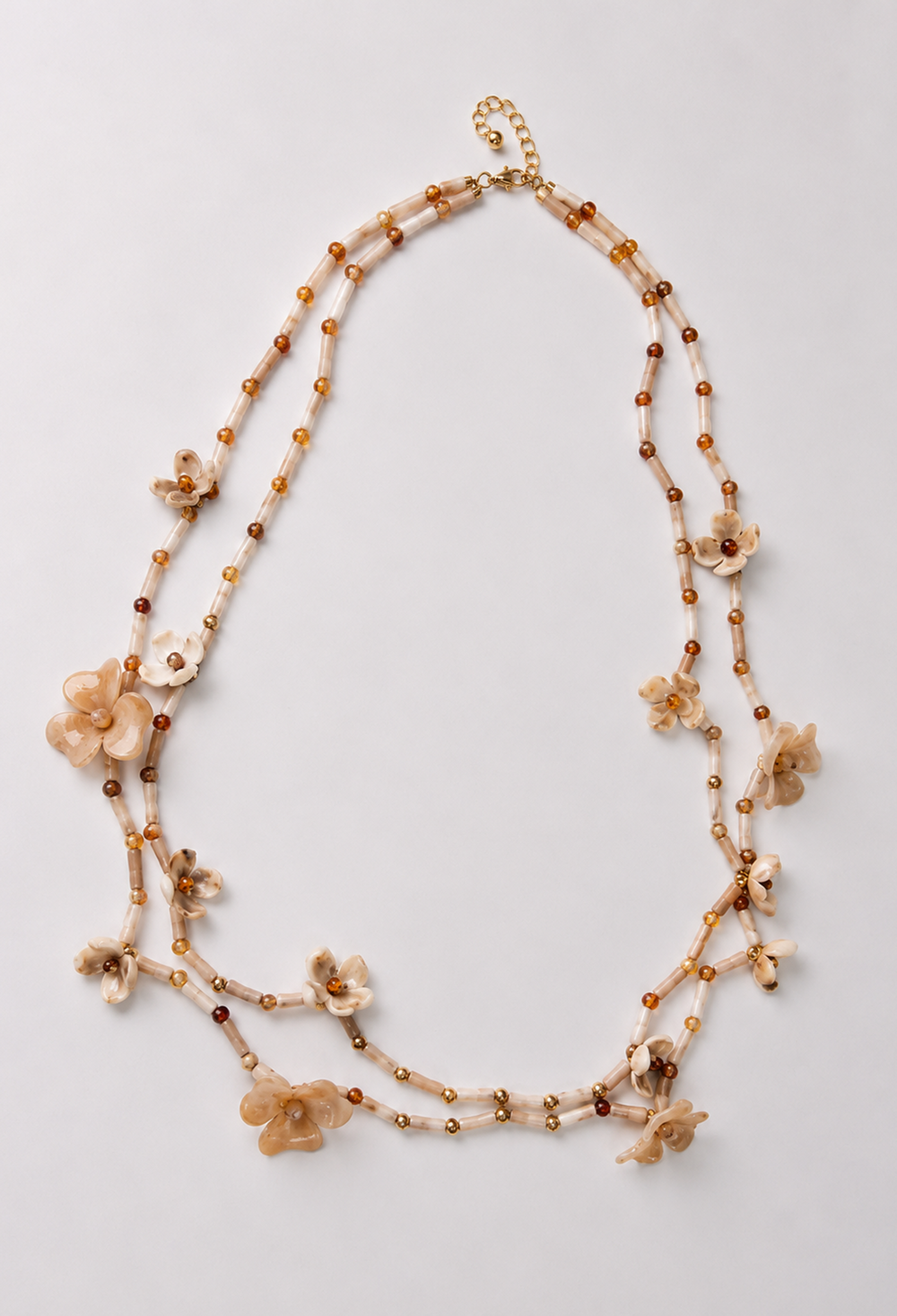 Collar de doble hilera de cuentas beige y ámbar con flores de resina marmolada