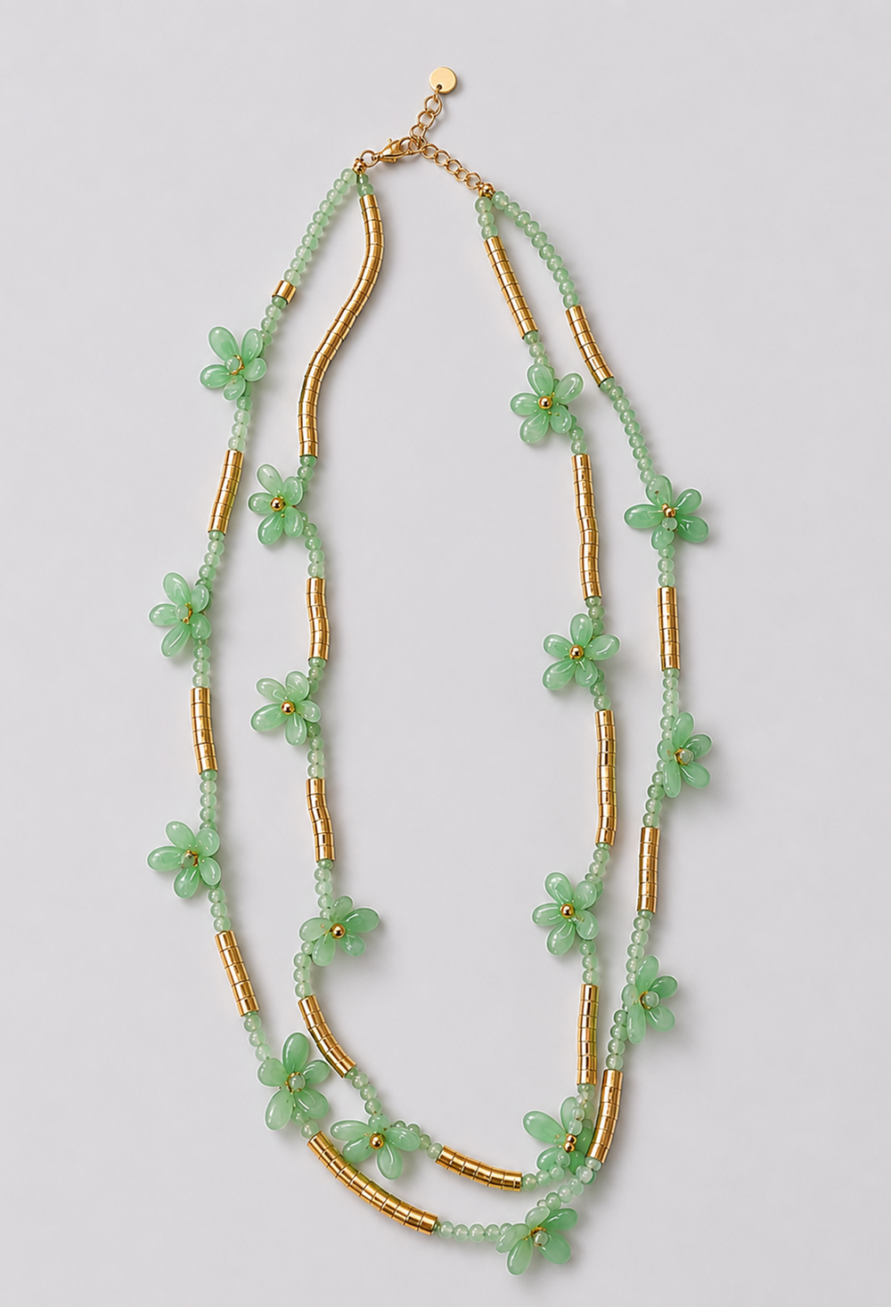 Collar de doble hilera con flores translúcidas, cuentas al tono y tubos dorados - Verdes