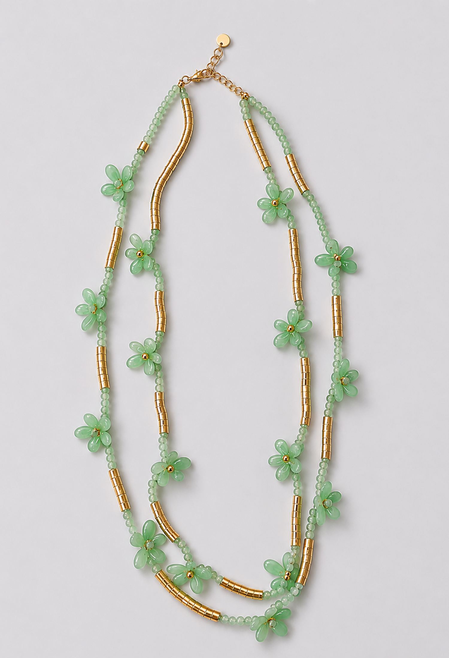 Collar de doble hilera con flores translúcidas, cuentas al tono y tubos dorados - Verdes