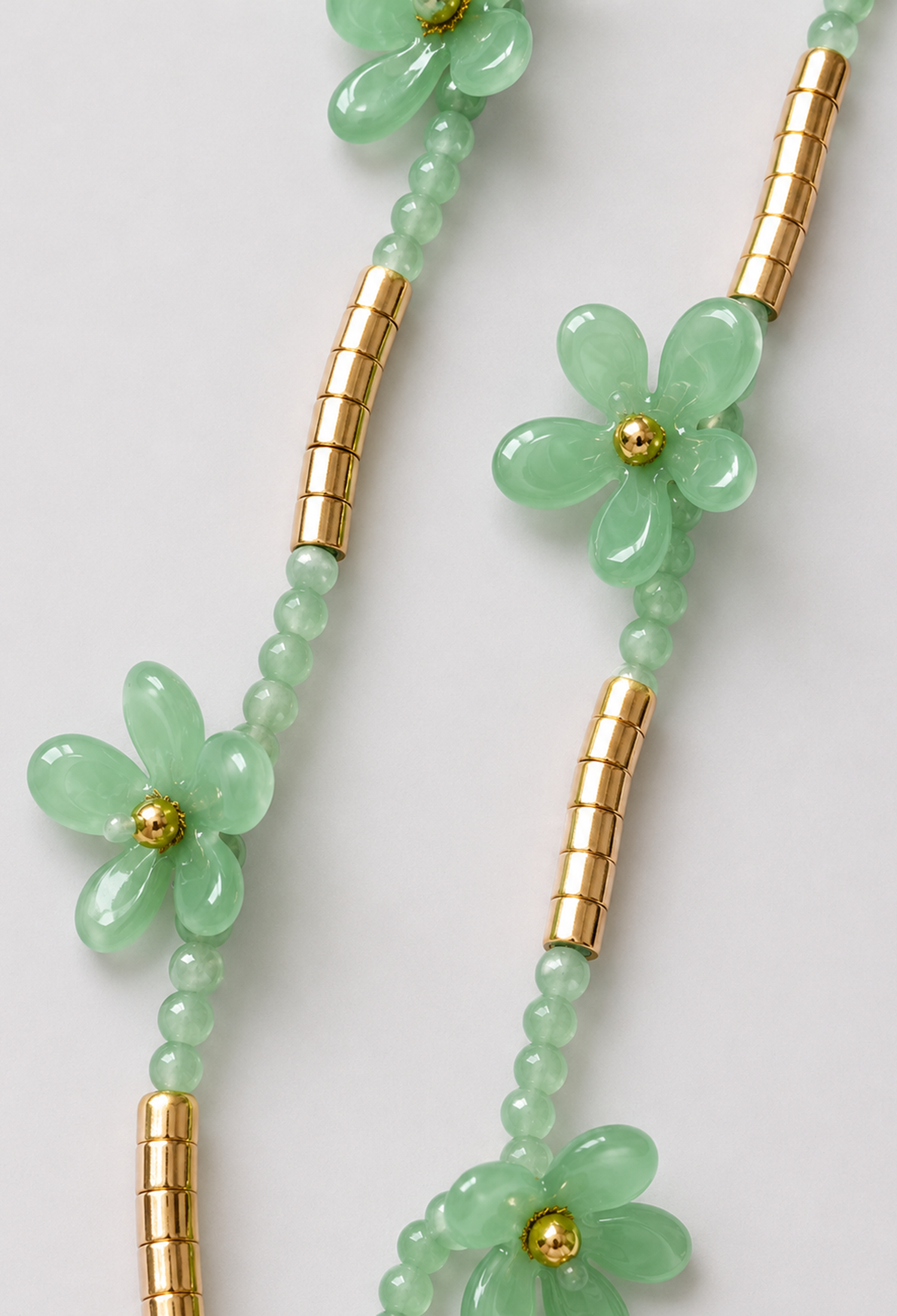 Collar de doble hilera con flores translúcidas, cuentas al tono y tubos dorados - Verdes - vista 2