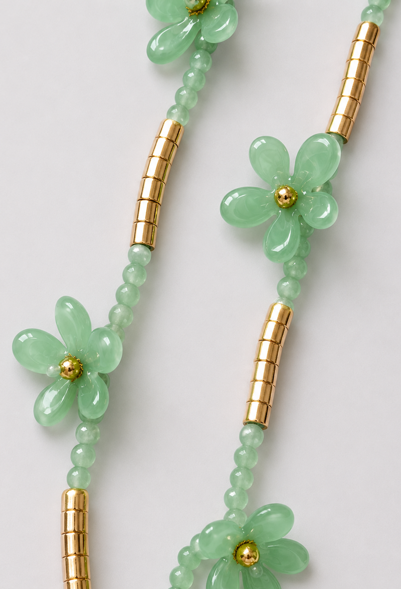 Collar de doble hilera con flores translúcidas, cuentas al tono y tubos dorados - Verdes - vista 2