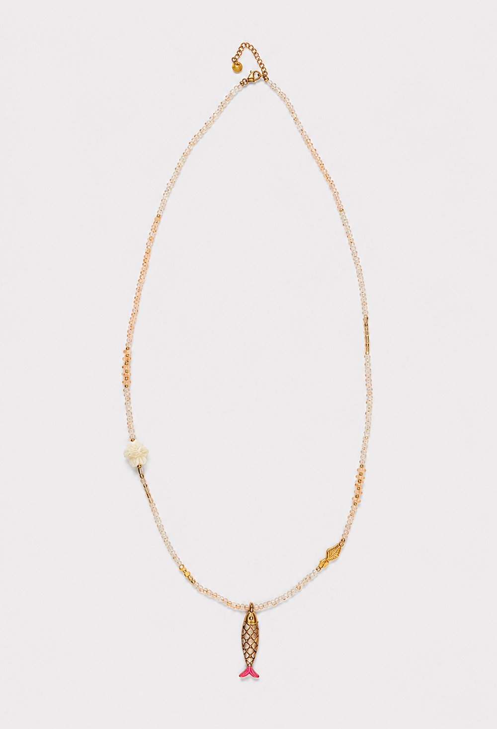 Collar largo de cuentas blanco champán con dije de pez dorado de cola fucsia