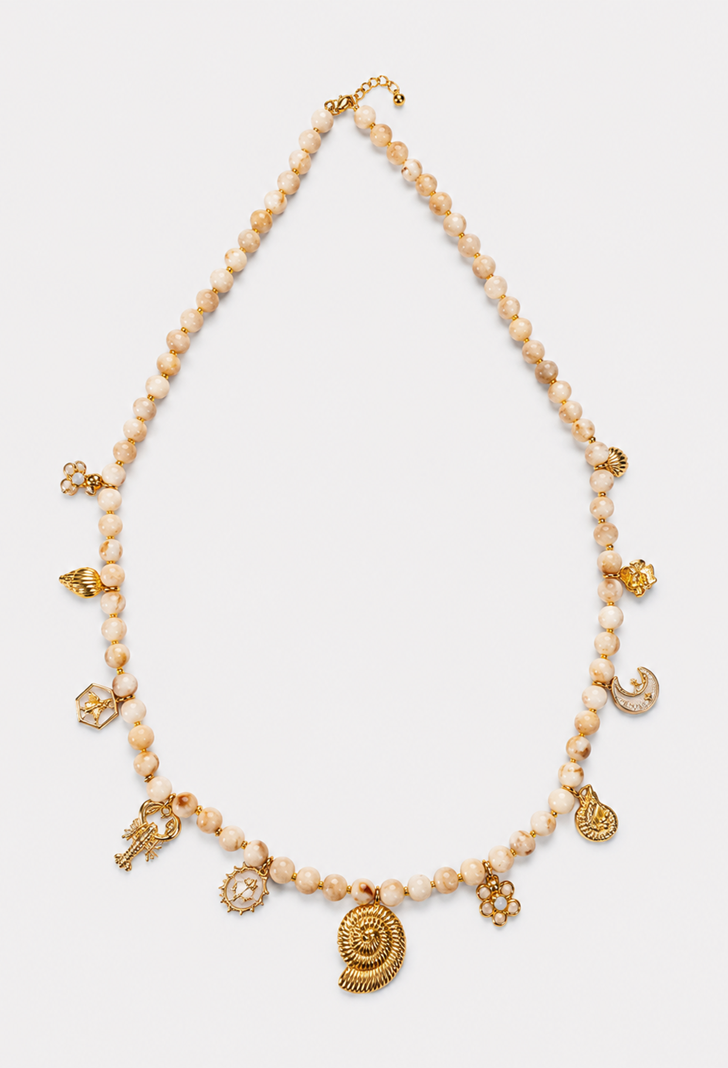Collar largo de cuentas con dijes dorados de caracola, luna y conchas - Beiges