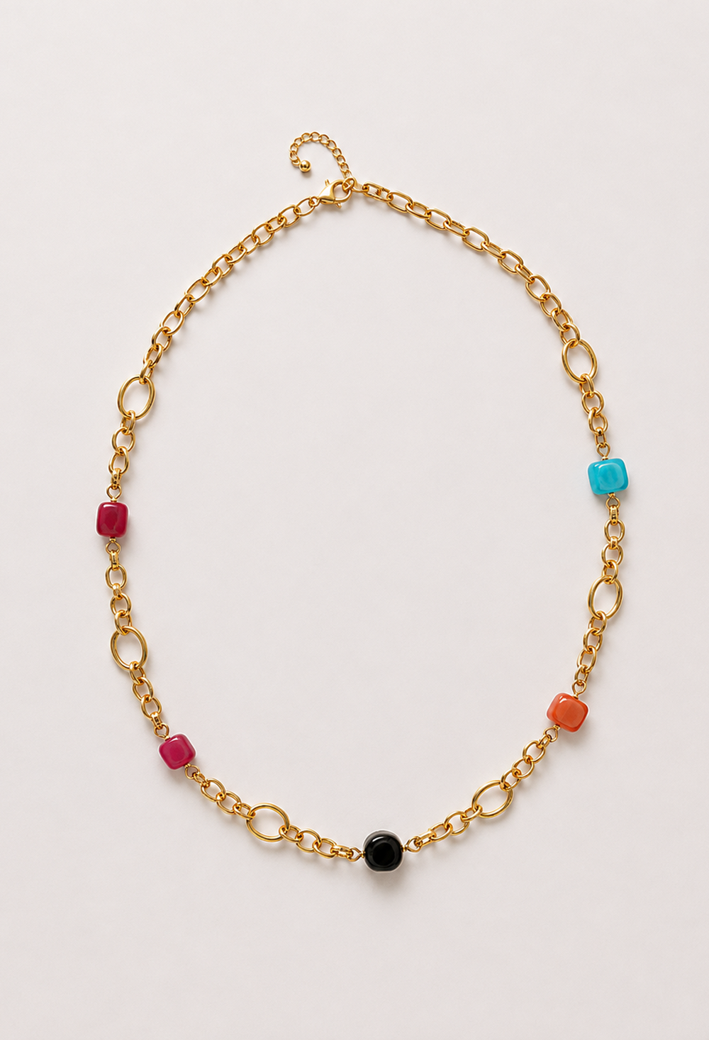 Collar de cadena de eslabones dorada con cubos de color pulidos