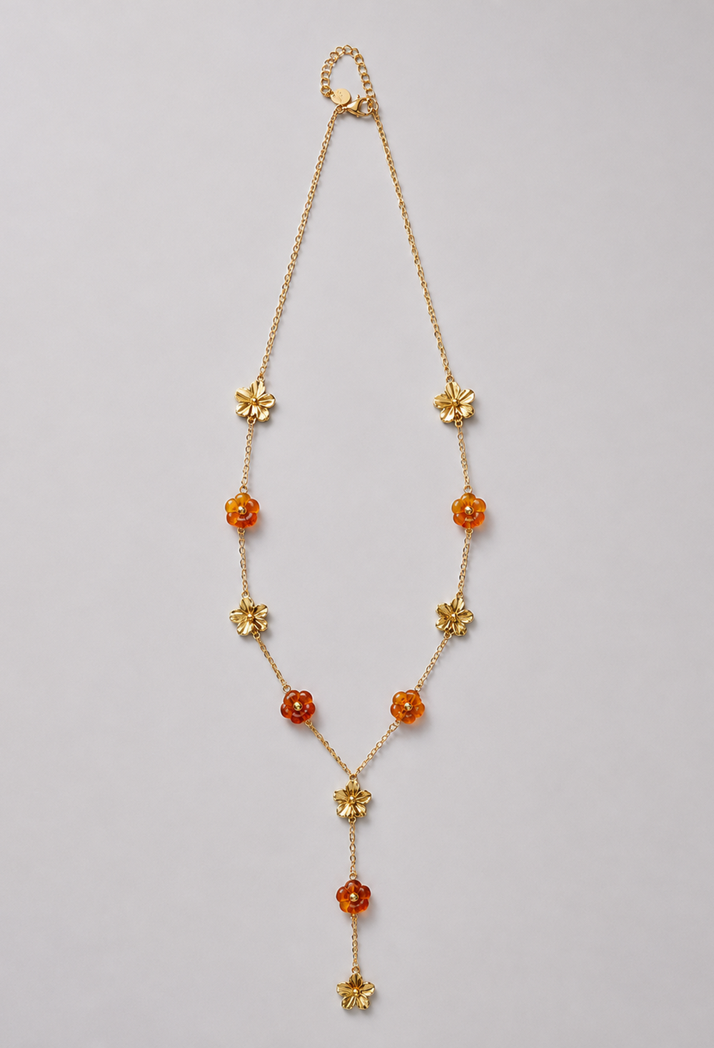 Collar en Y de cadena dorada con flores de resina ámbar y flores doradas