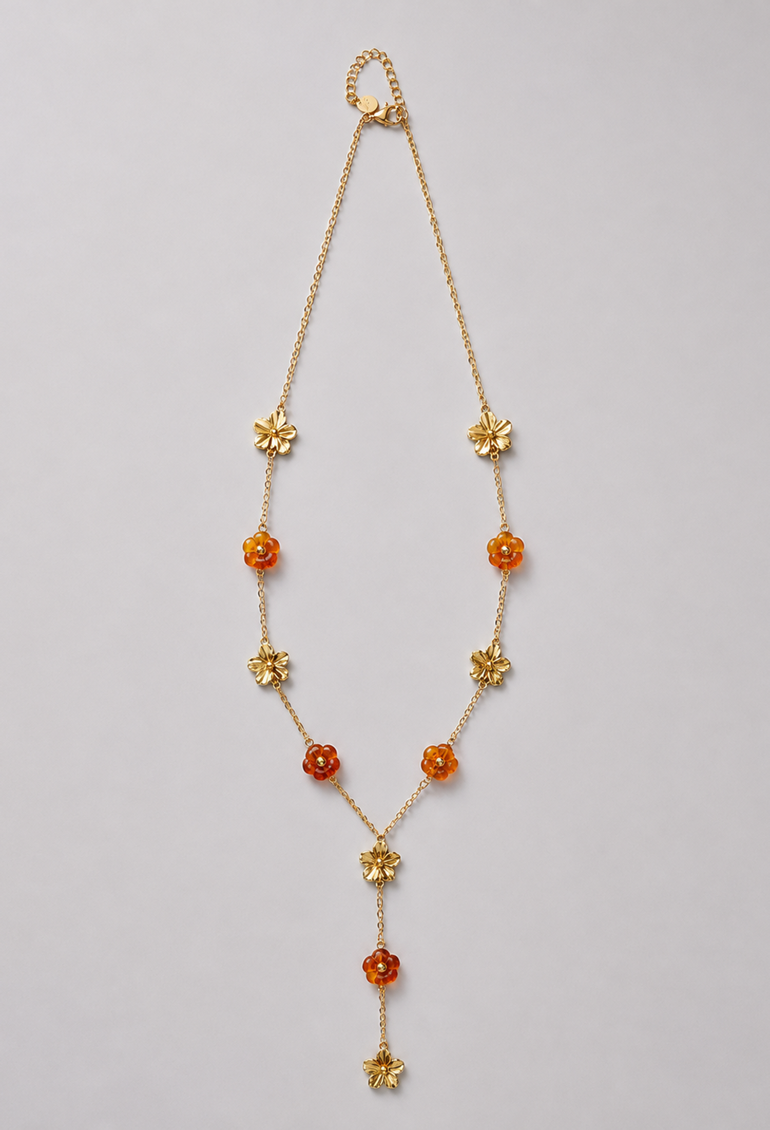 Collar en Y de cadena dorada con flores de resina ámbar y flores doradas