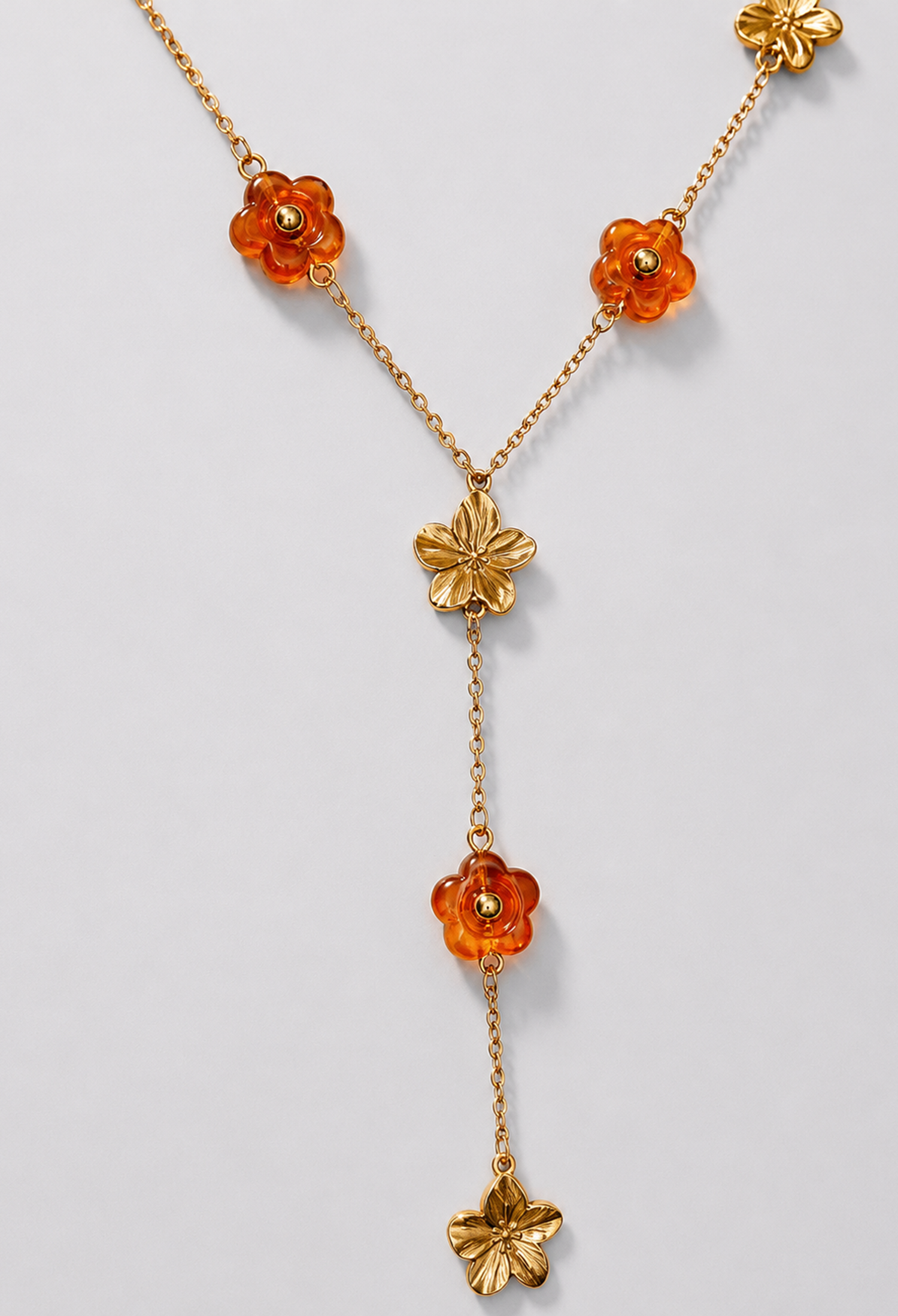 Collar en Y de cadena dorada con flores de resina ámbar y flores doradas - vista 2