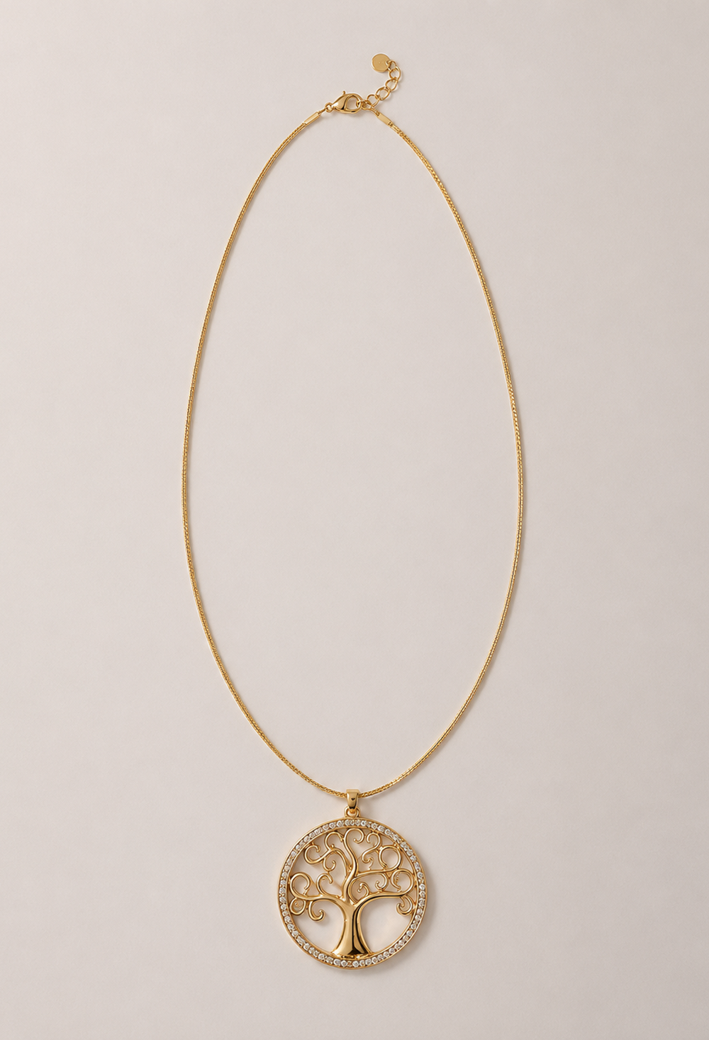 Collar de cadena dorada con medallón calado de árbol de la vida y cristales