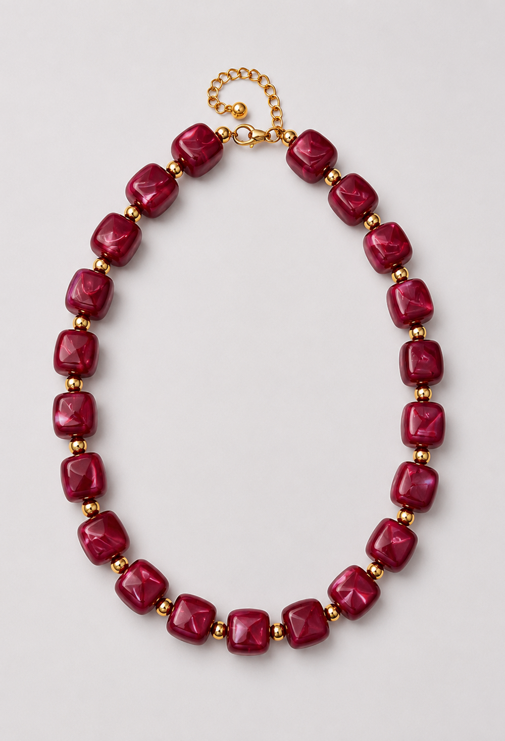Collar corto de cuentas cuadradas de resina marmolada con esferas doradas, en vinotinto y beige - Burgundy