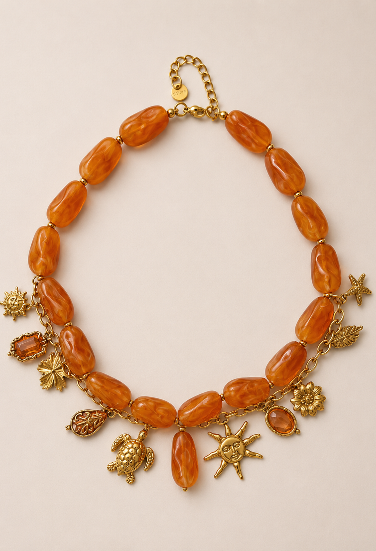 Collar statement de piedras marmoladas con cadena y dijes dorados de sol, estrella de mar y tortuga - Marrones