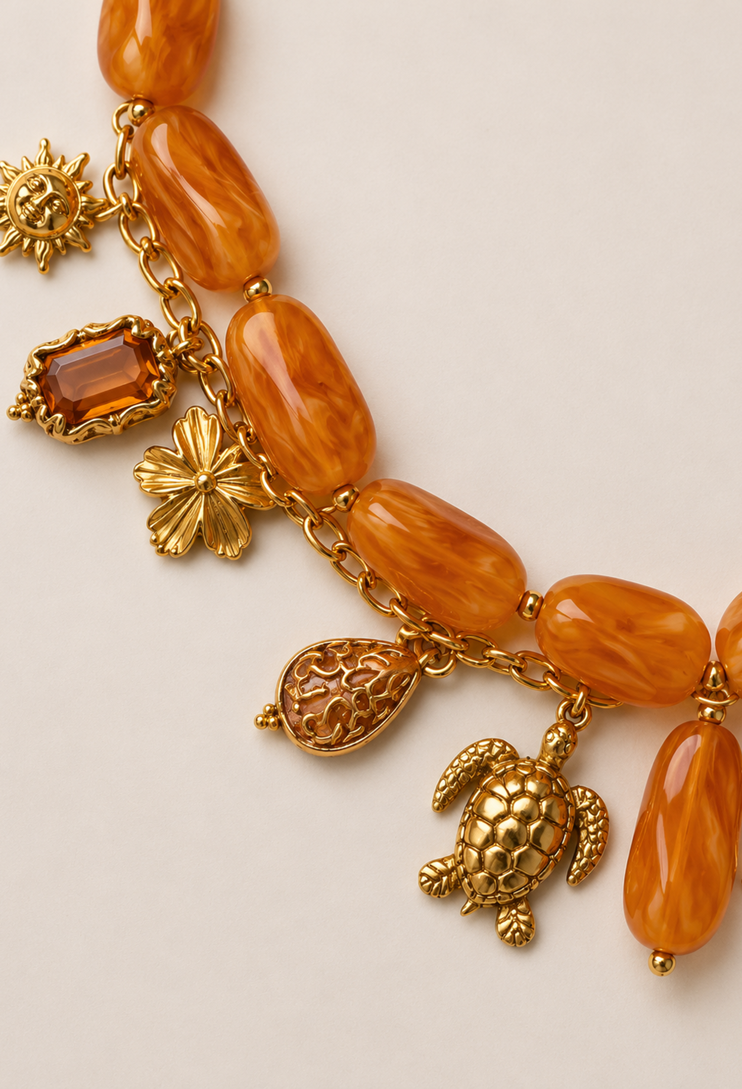 Collar statement de piedras marmoladas con cadena y dijes dorados de sol, estrella de mar y tortuga - Marrones - vista 2