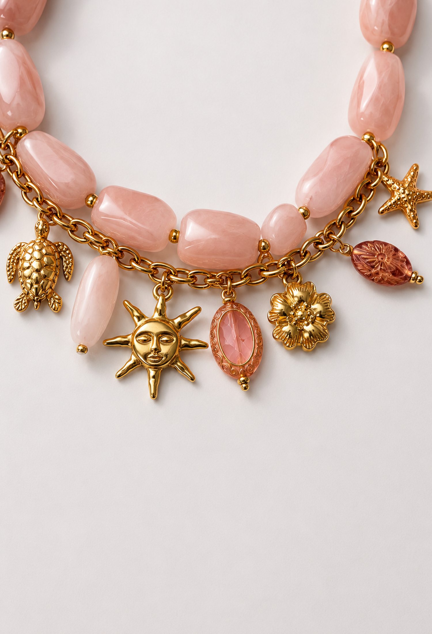 Collar statement de piedras marmoladas con cadena y dijes dorados de sol, estrella de mar y tortuga - Rosas - vista 2